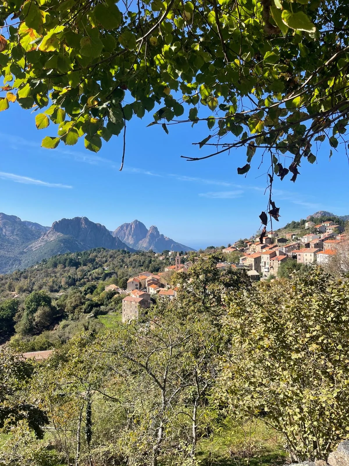 Évisa perché en montagne, entre forêt d'Aïtone et golfe de Porto