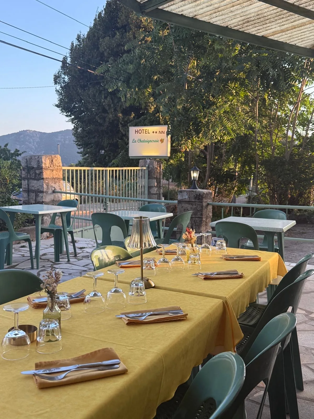 Terrasse du restaurant La Châtaigneraie au coucher du soleil